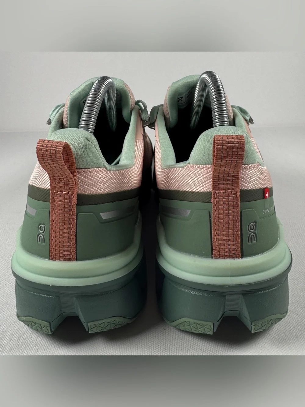 Size 8.5 - ON Cloudwander Waterproof Doe/Ivy (Pink & Green) Women’s